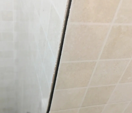 新巴尔虎左瓷砖空鼓维修公司分享阳台瓷砖脱落的修复过程可以分为以下几个步骤