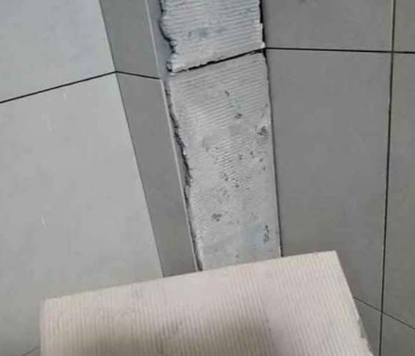 新巴尔虎左瓷砖空鼓维修公司分享下厨房瓷砖脱落的补救措施。